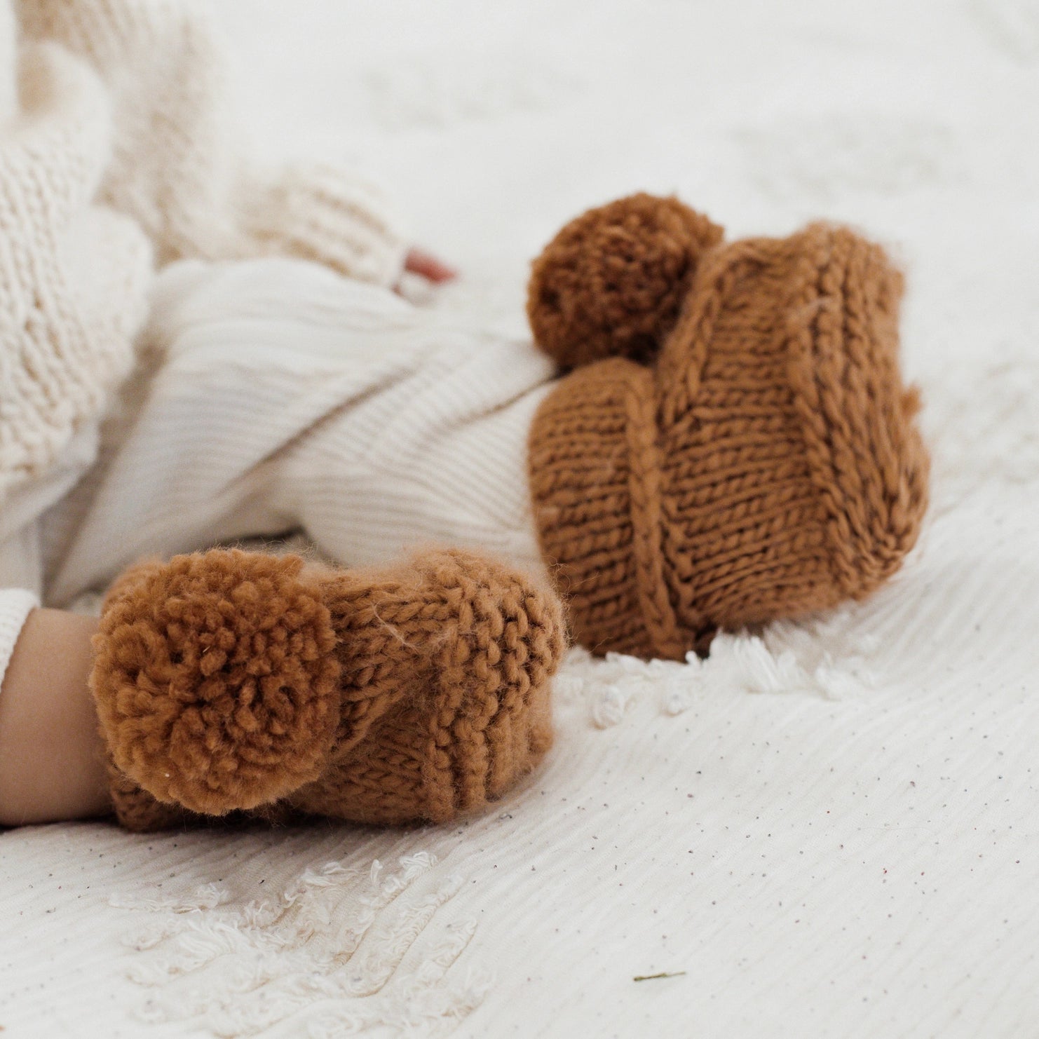 BABY BOOTIES WITH POM POMS