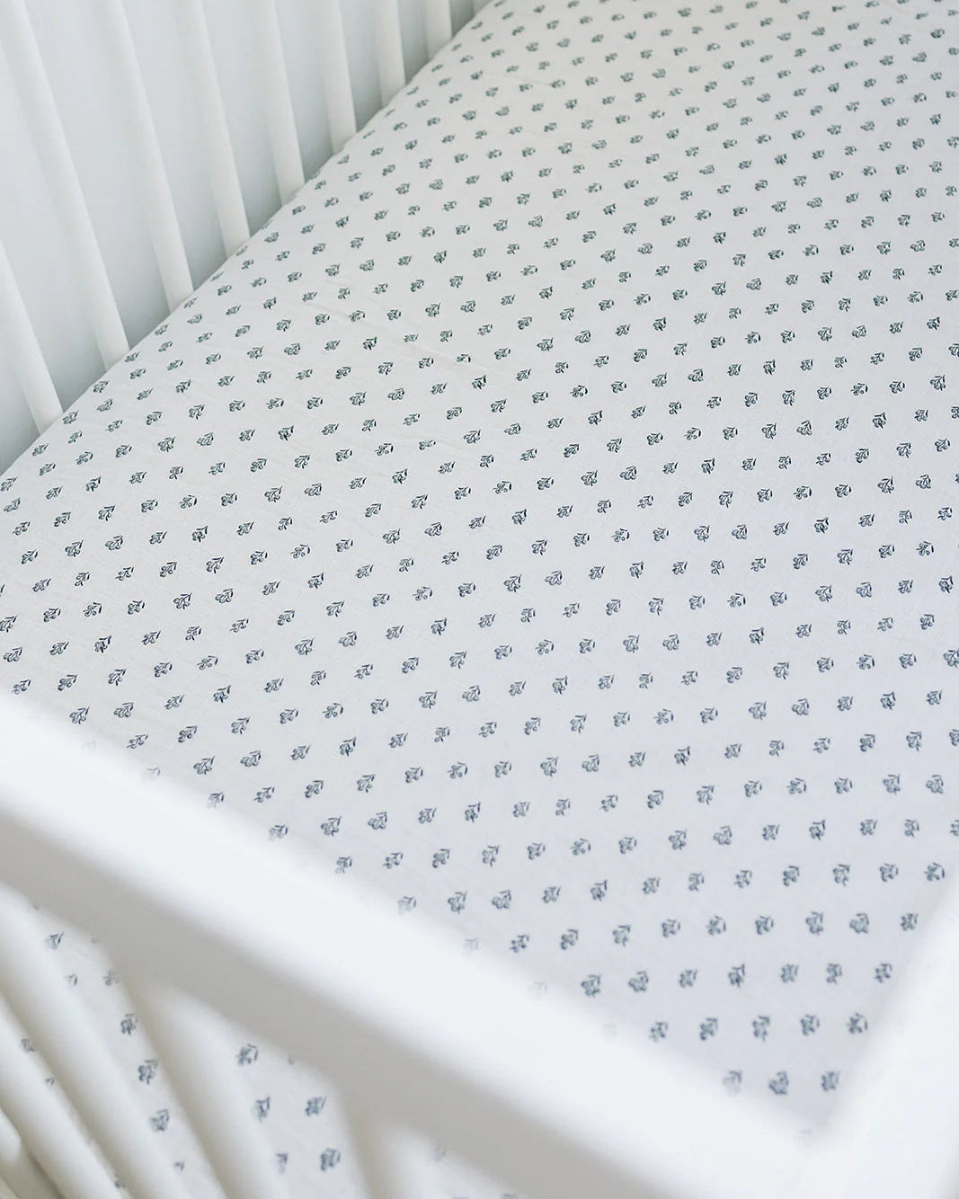 CREAM BERRY MUSLIN CRIB SHEET