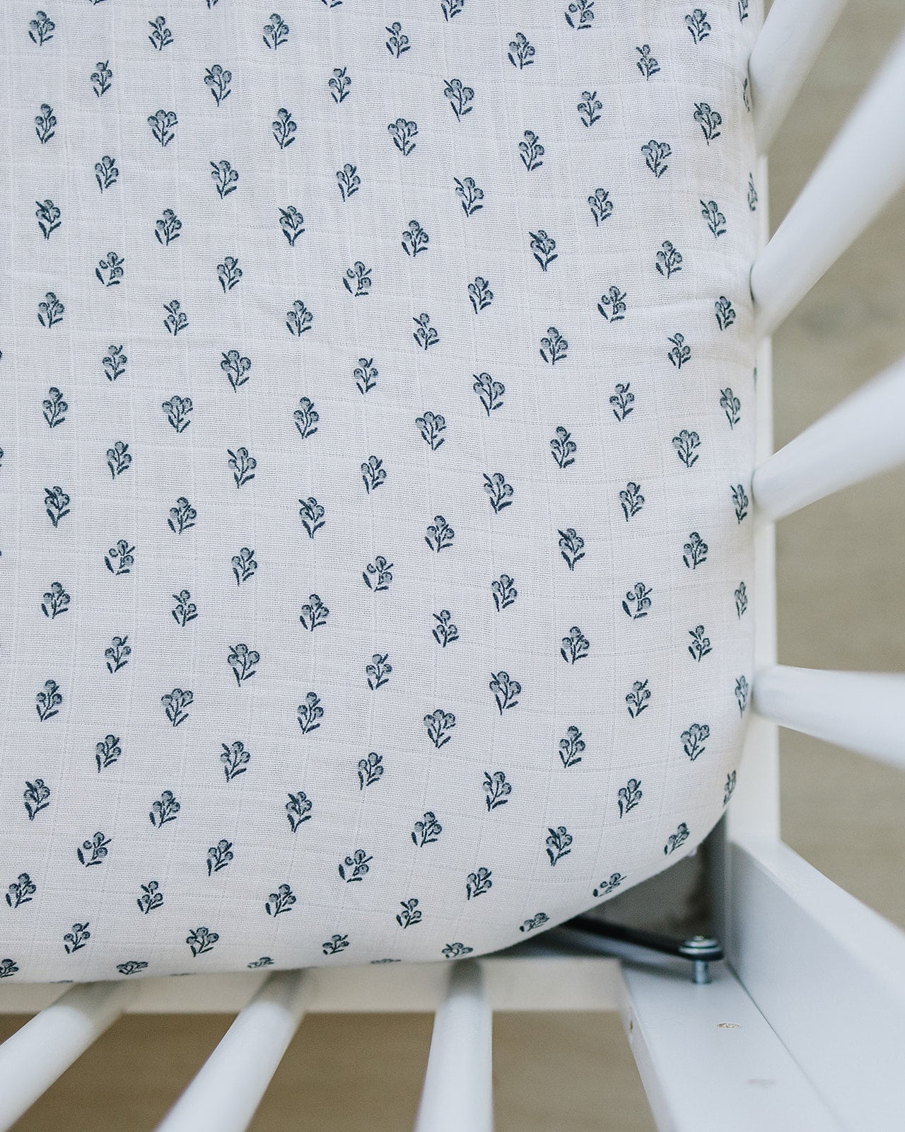 CREAM BERRY MUSLIN CRIB SHEET