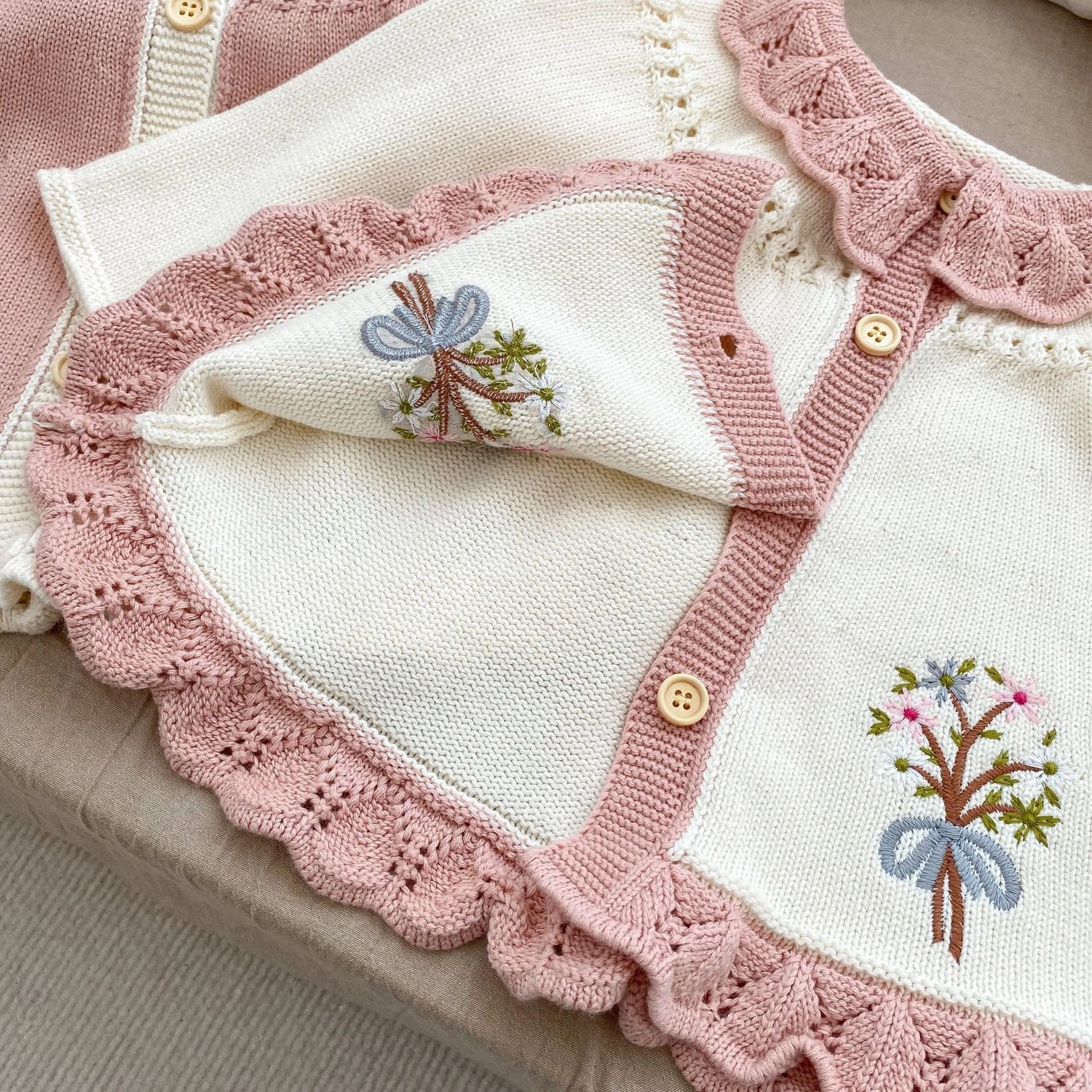 EMBROIDERED LONG-SLEEVED CARDIGAN