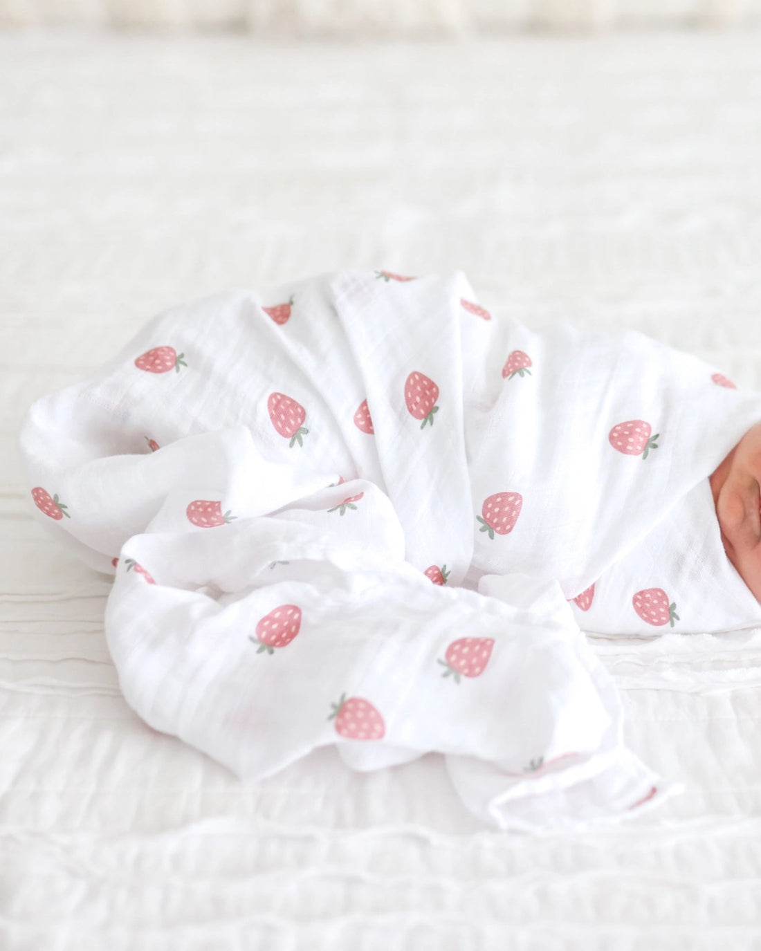 STRAWBERRIES COTTON SWADDLE