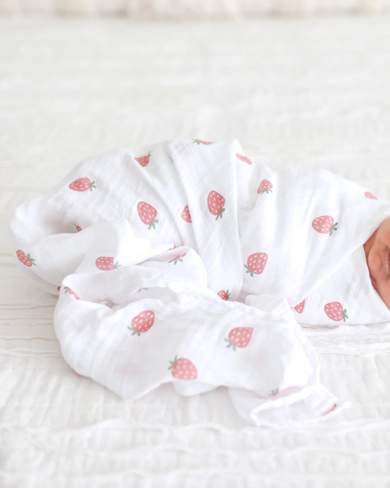 STRAWBERRIES COTTON SWADDLE