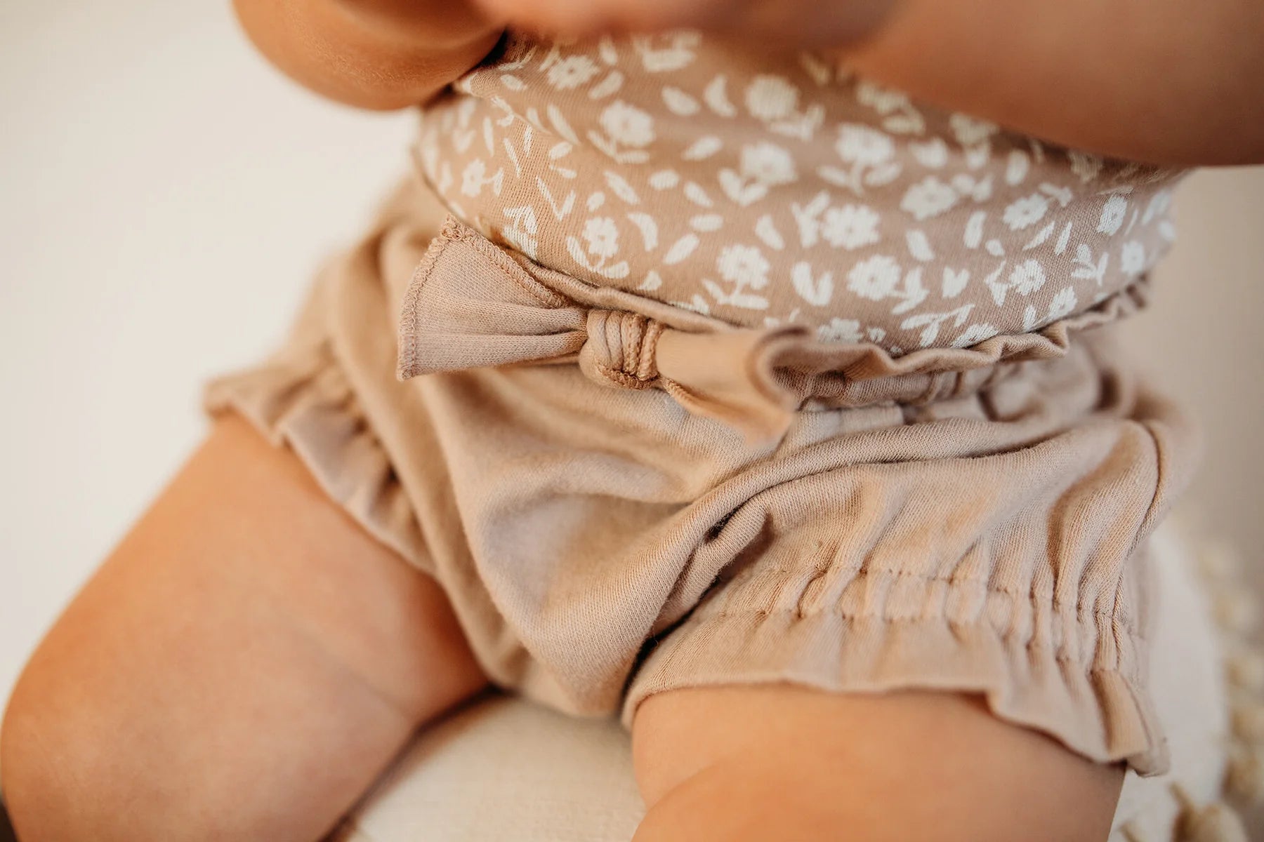 OATMEAL DITSY FLORAL CRISS CROSS BLOOMER SET