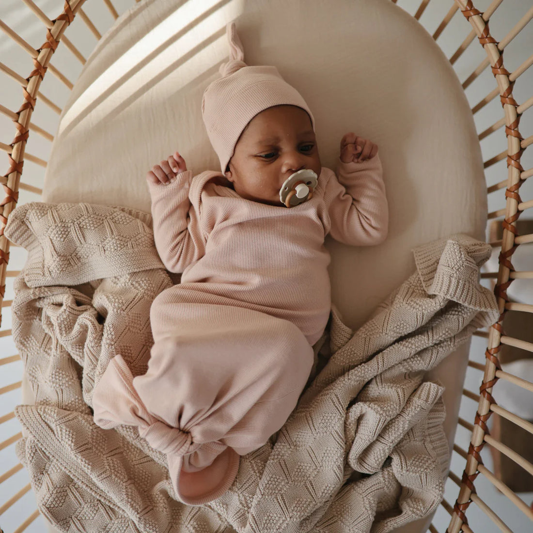 RIBBED KNOTTED BABY GOWN + BEANIE SET